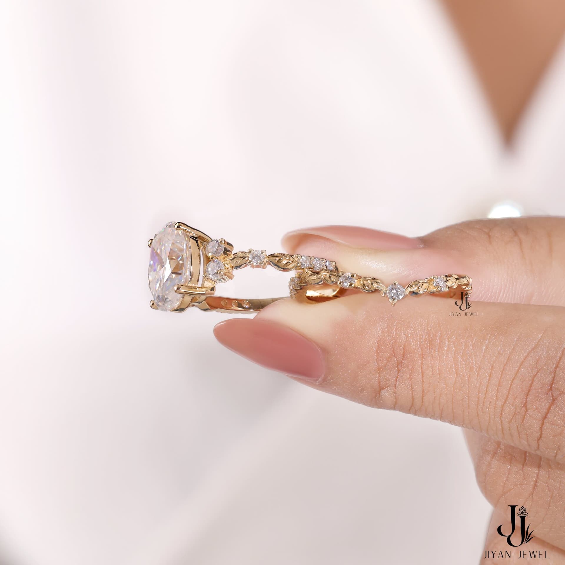 Willow Oval Vine Ring — 14K Yellow Gold, view 4